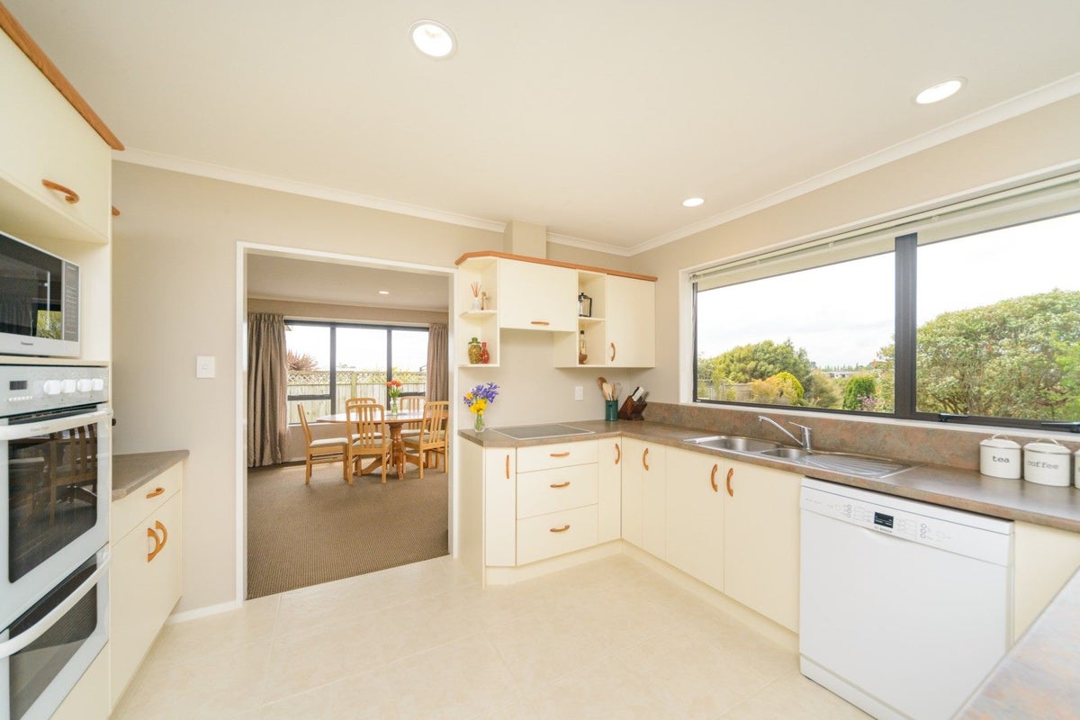 189 Ruapehu Drive, Fitzherbert, Palmerston North - Carousel 2