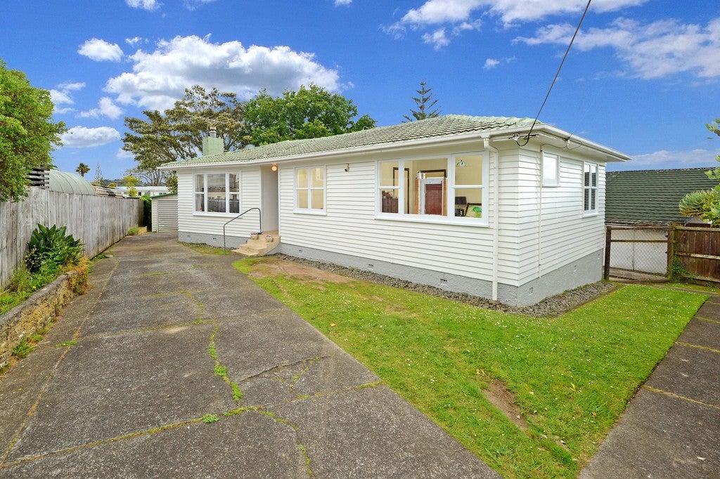 6 Fairclough Road, Beach Haven, Auckland - Carousel 1