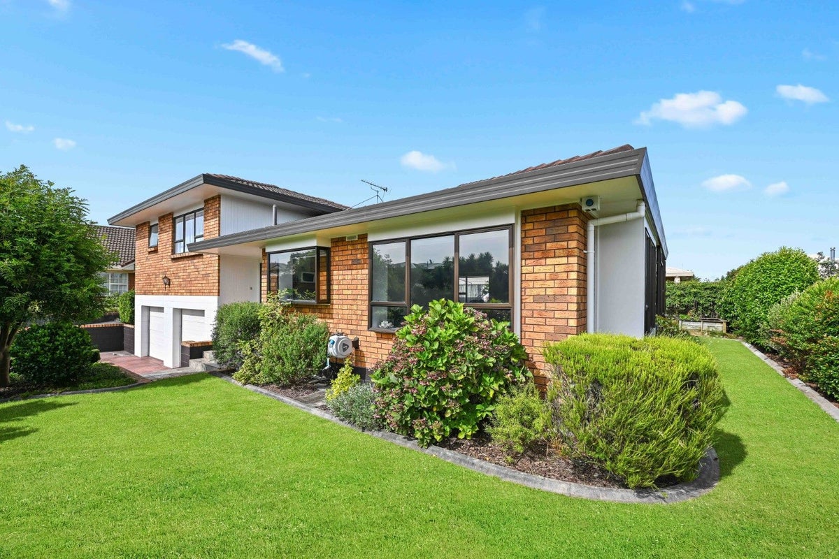 19 Dallinger Street, St Andrews, Hamilton - Carousel 1