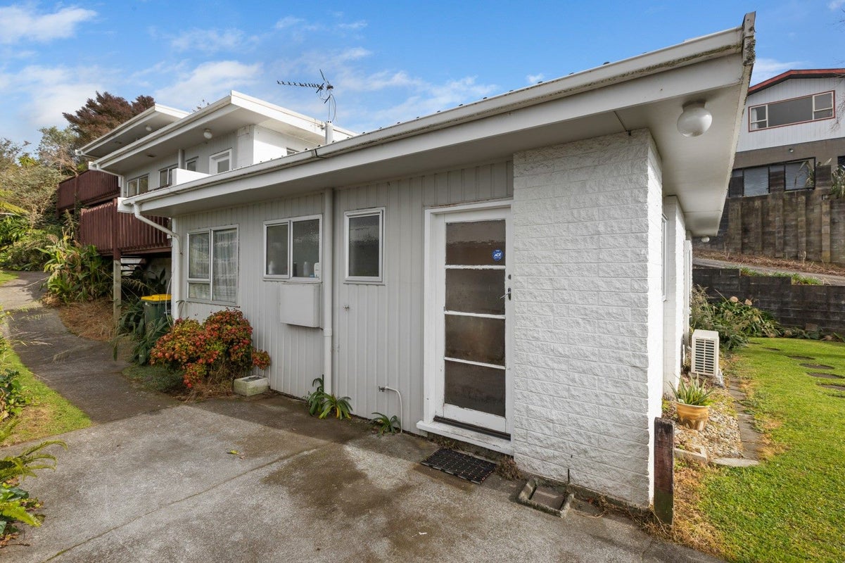 7 Fairview Place, Westown, New Plymouth - Carousel 1