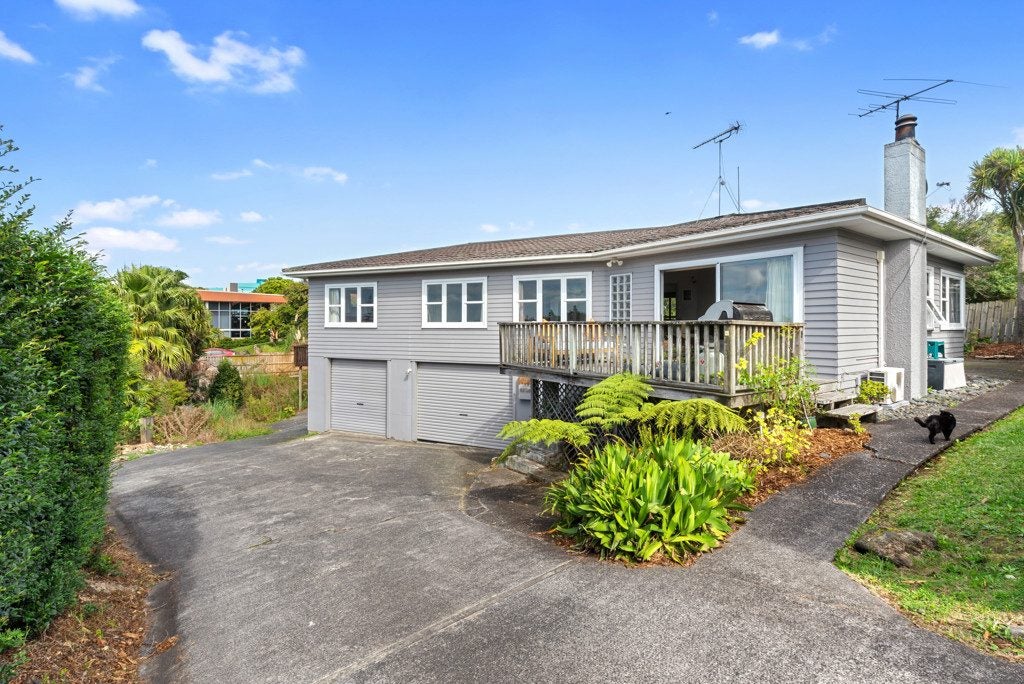 1/5 Camelot Place, Glenfield, Auckland - Carousel 2