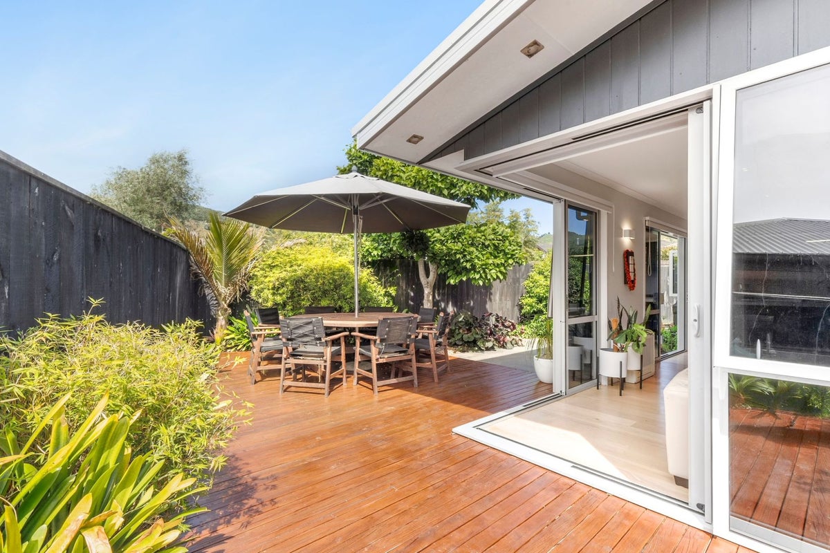 6 Cambria Gardens, The Wood, Nelson - Carousel 2
