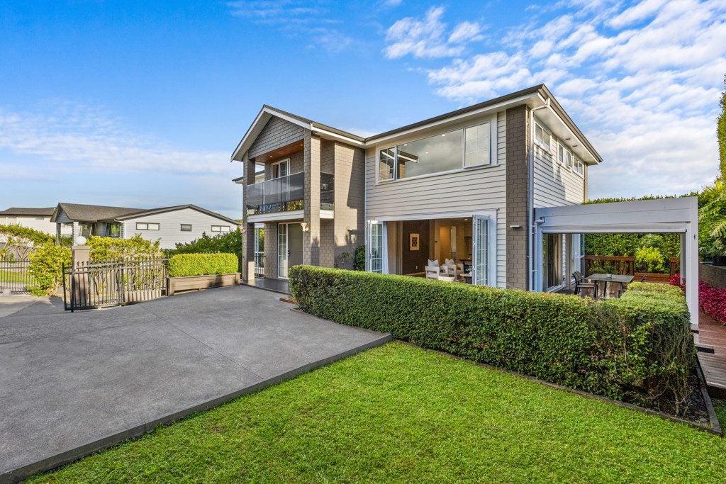 4B Hilton Close, Fairview Heights, Auckland - Carousel 1