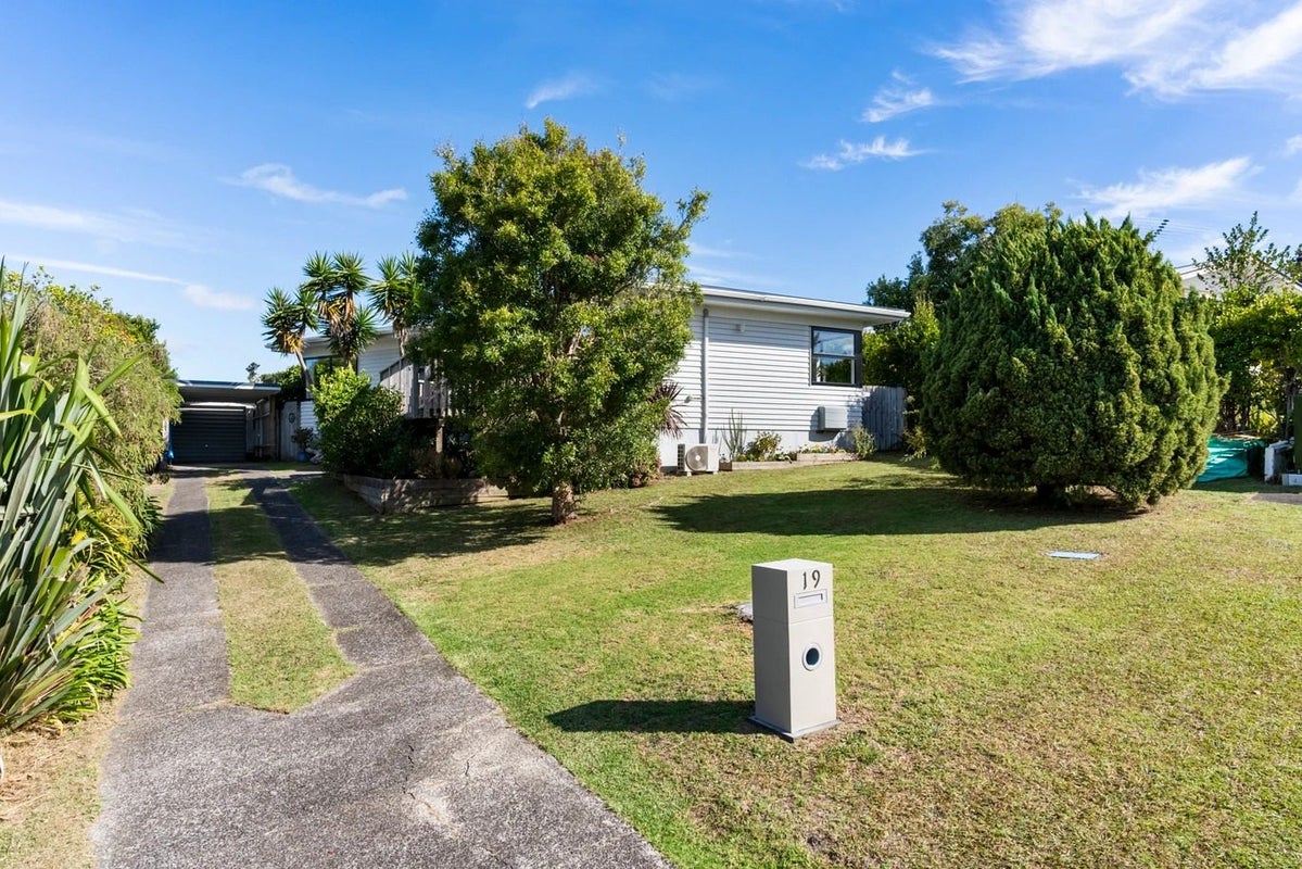 19 Japonica Drive, Beach Haven, Auckland - Carousel 20
