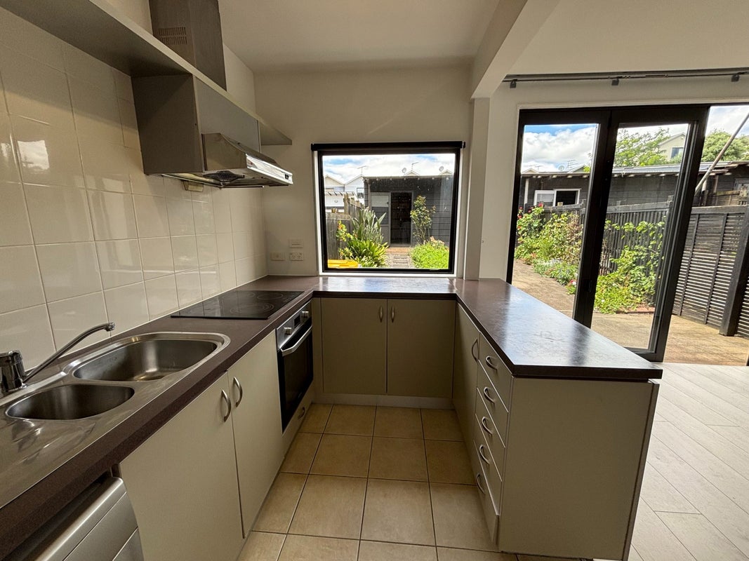 19 Kirikiri Lane, East Tamaki, Auckland - Carousel 1