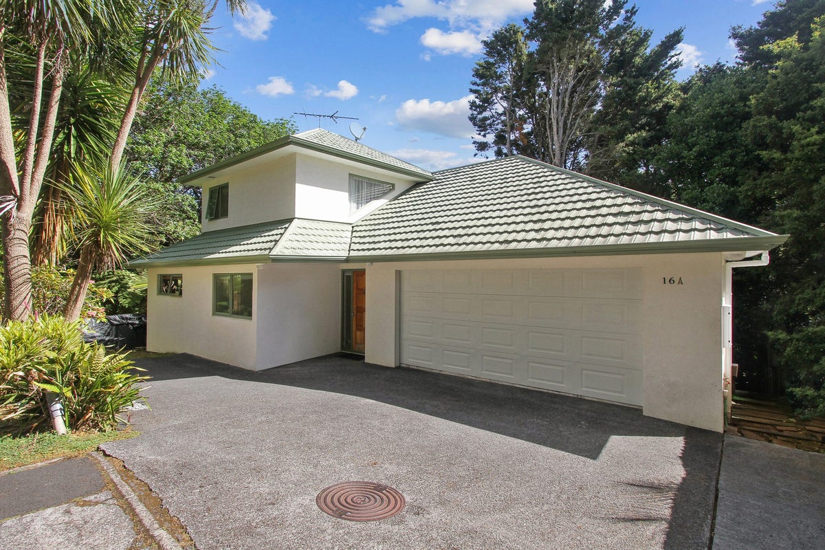 16A Kingsclere Place, Goodwood Heights, Auckland - Carousel 1