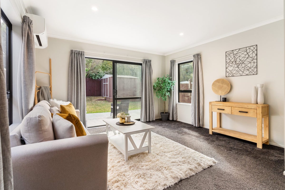 30 Tutuwhatu Crescent, Weymouth, Auckland - Carousel 2
