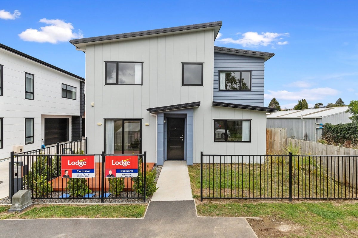 4/11 Gazeley Avenue, Silverdale, Hamilton - Carousel 1