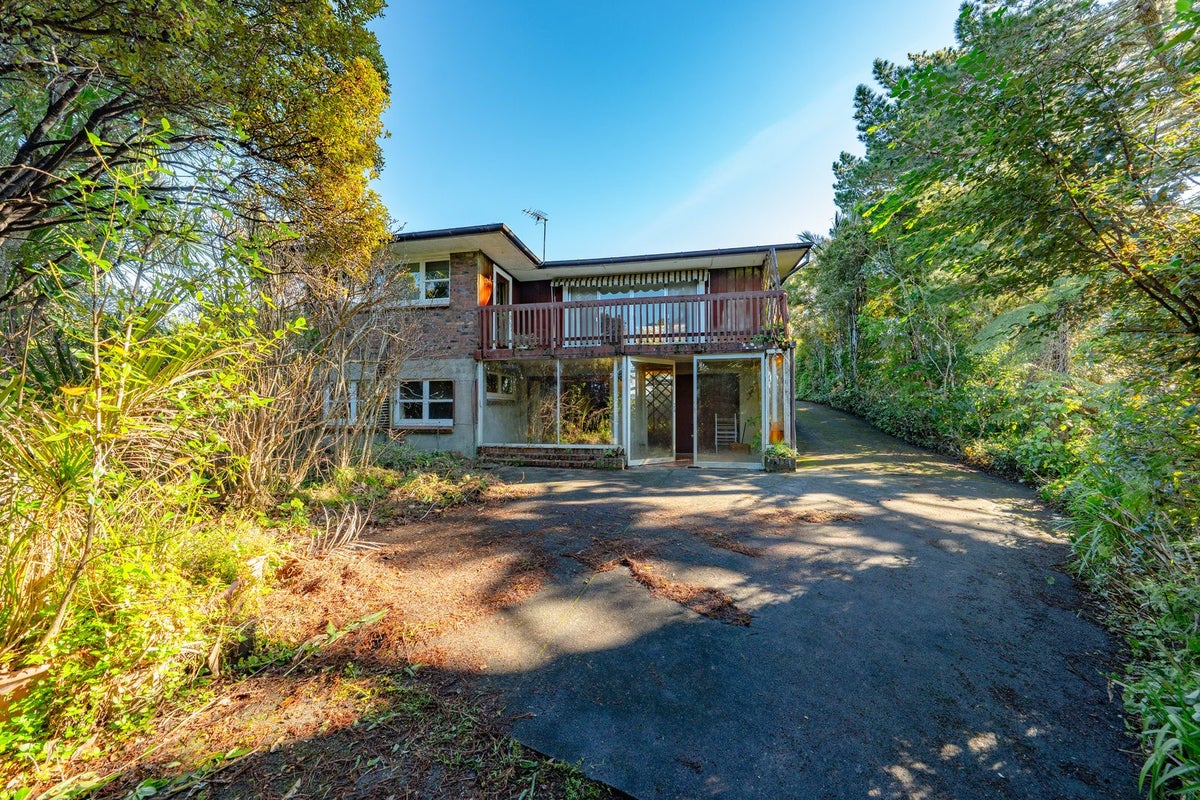 1090 Scenic Drive North, Swanson, Auckland - Carousel 2