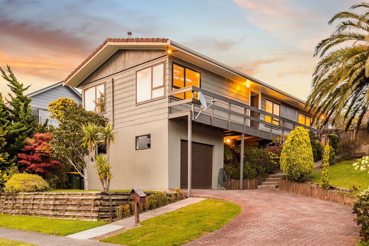 10 Albatross Close, Whitby, Porirua - Carousel 1