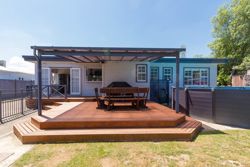 6 Field Street, Silverstream, Upper Hutt - Carousel 1