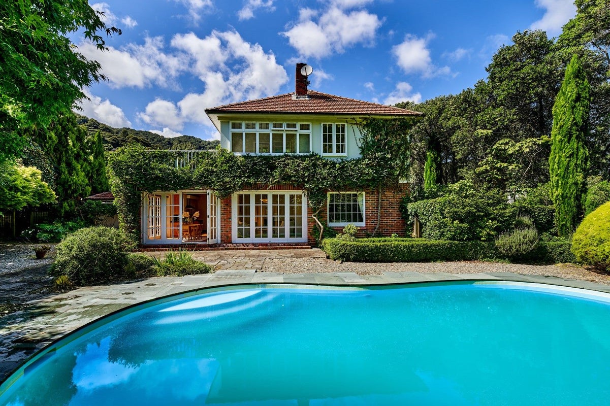 2 Dillon Street, Lowry Bay, Lower Hutt - Carousel 1