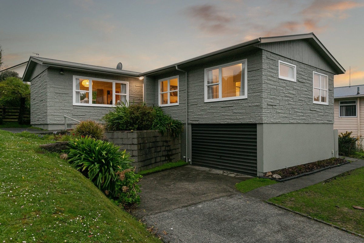 16 Stewart Drive, Newlands, Wellington - Carousel 1