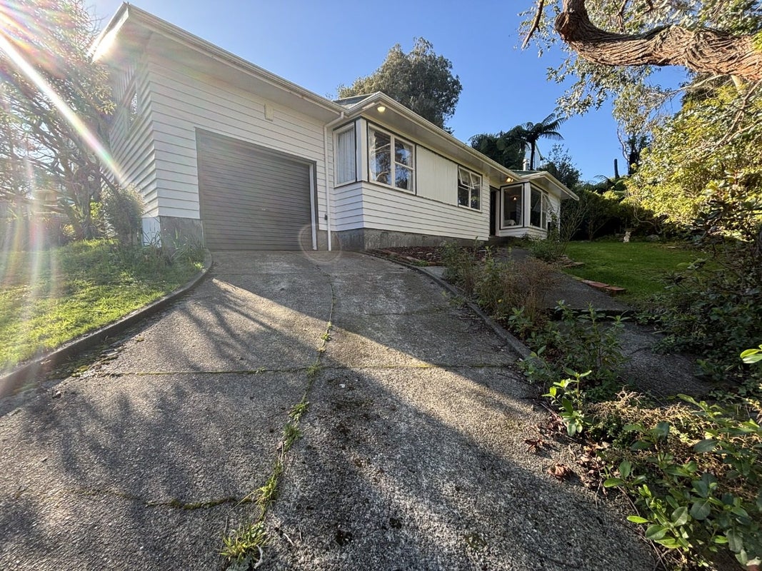 18 Sunshine Crescent, Kelson, Lower Hutt - Carousel 1