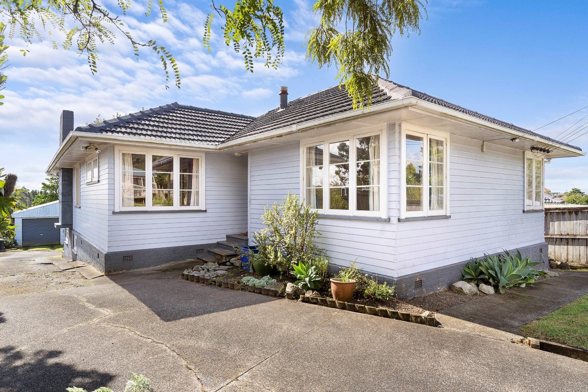 14 Paton Avenue, Te Atatu South, Auckland - Carousel 1