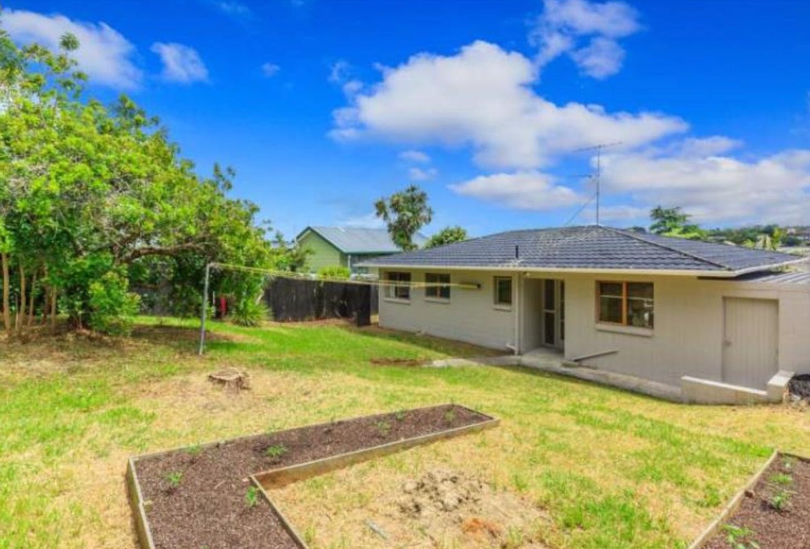 2/14 Hollyhock Place, Browns Bay, Auckland - Carousel 11