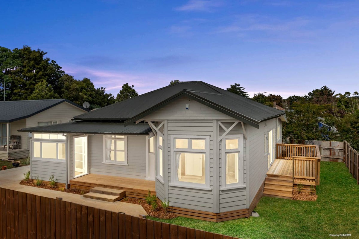 1120 Jellicoe Street, Mayfair, Hastings - Carousel 1