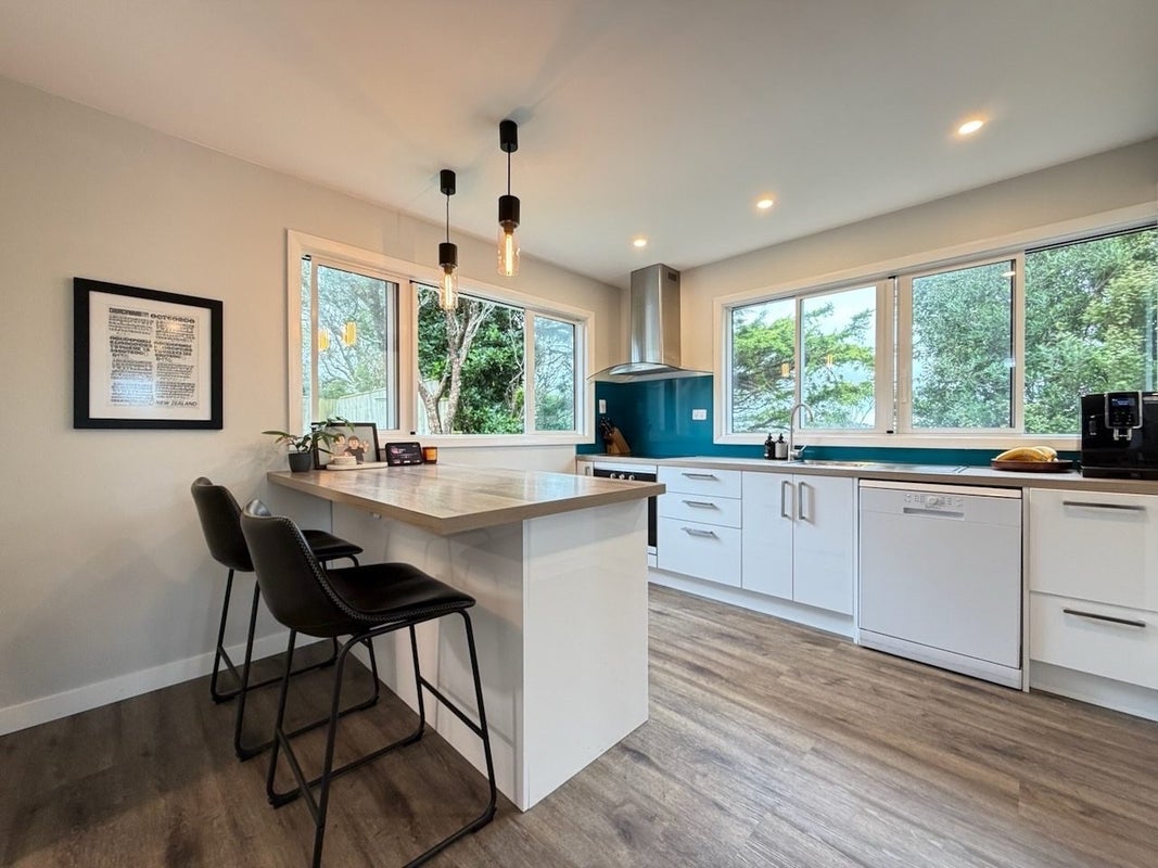 98 Glanmire Road, Newlands, Wellington - Carousel 1