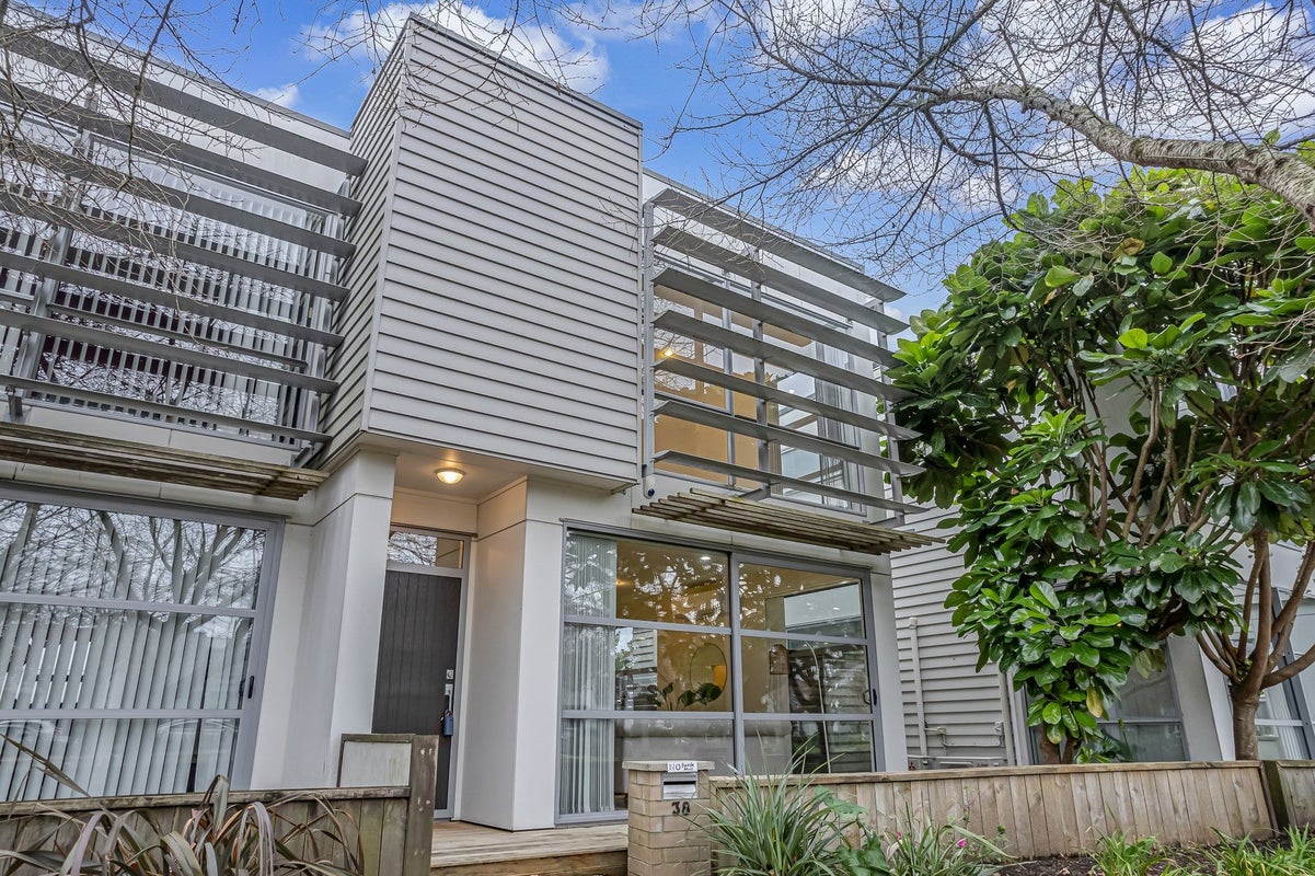 38 Kauri Drive, Takanini, Auckland - Carousel 1