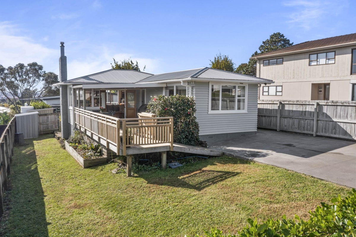 16 Pine Avenue, Henderson, Auckland - Carousel 1