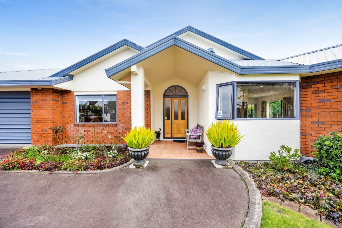 10 Taylor Place, Merrilands, New Plymouth - Carousel 2