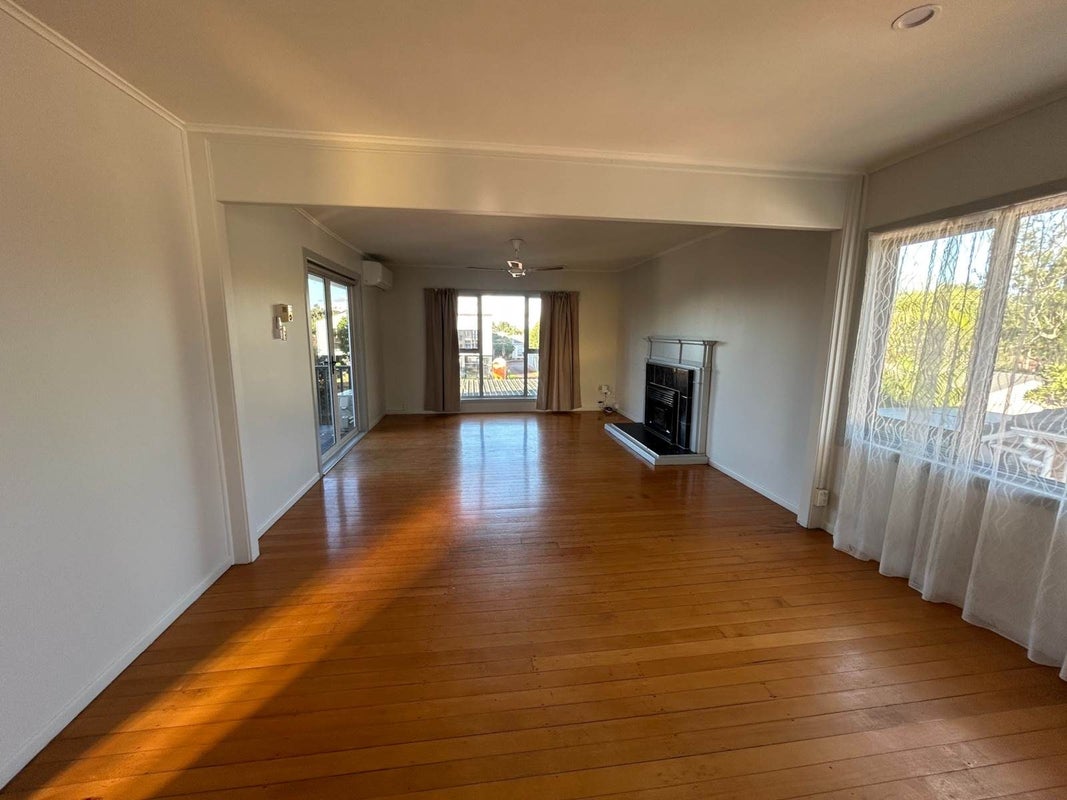 24 Kervil Avenue, Te Atatu Peninsula, Auckland - Carousel 1