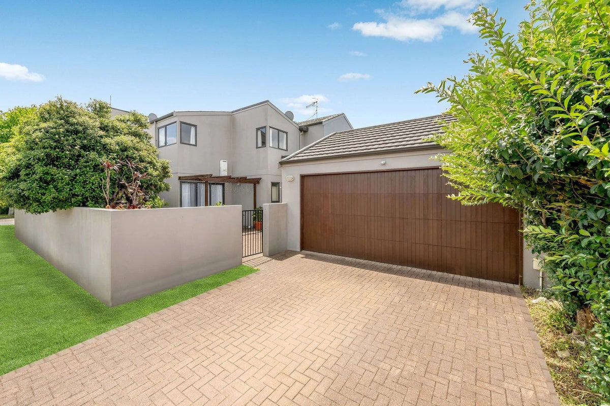18 Faldo Drive, Golflands, Auckland - Carousel 1