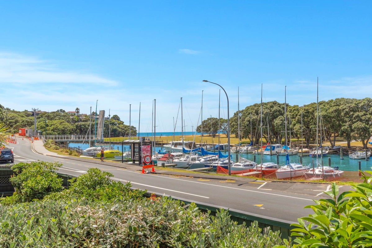 4/4 Commodore Parry Road, Castor Bay, Auckland - Carousel 30