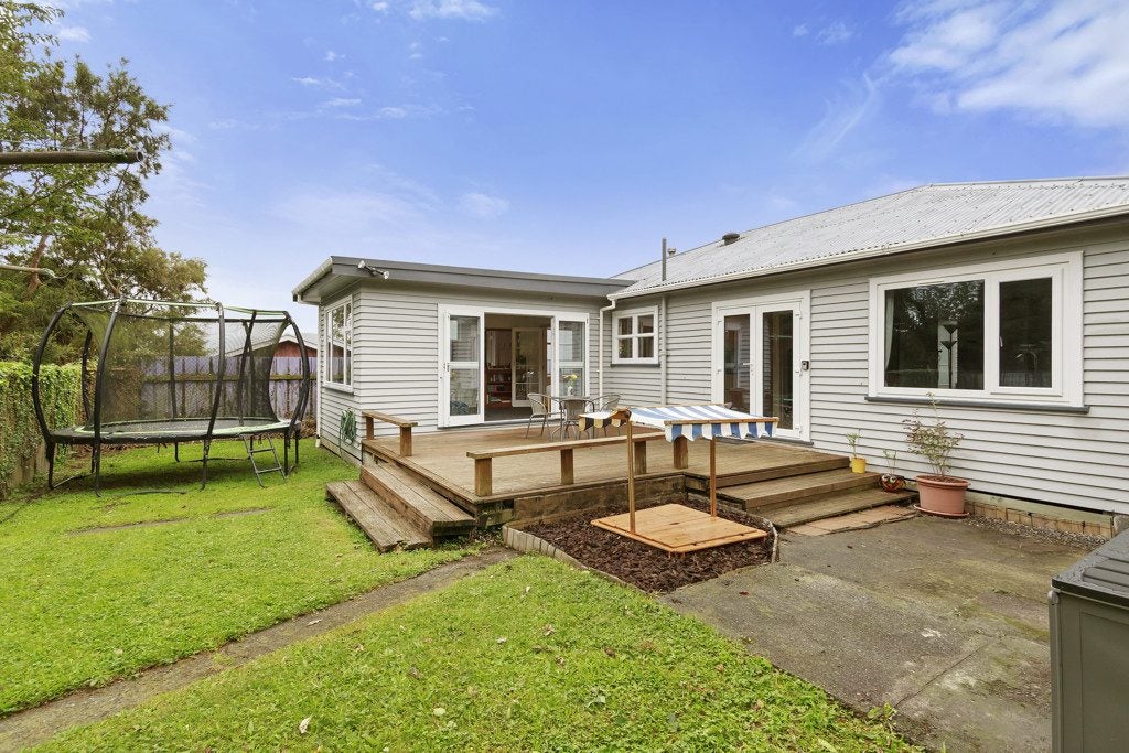 8 Lees Grove, Wainuiomata, Lower Hutt - Carousel 1