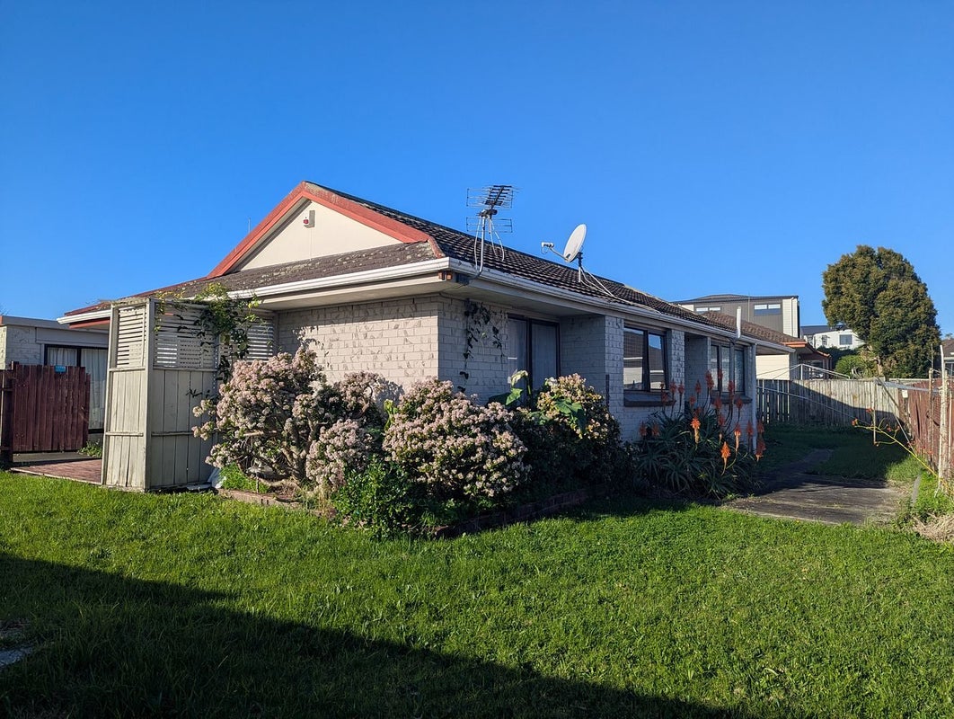2/4 Tyndrum Place, Highland Park, Auckland - Carousel 1