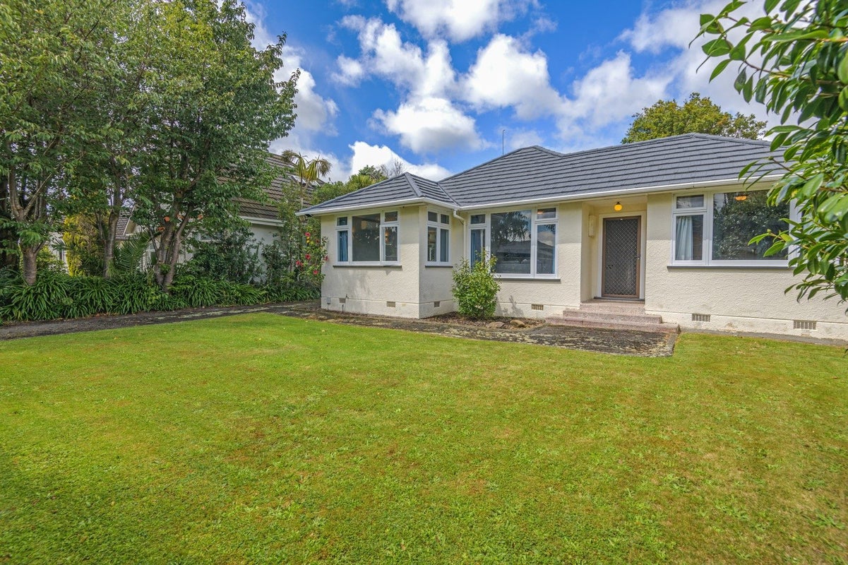 8 Winston Avenue, Hokowhitu, Palmerston North - Carousel 1
