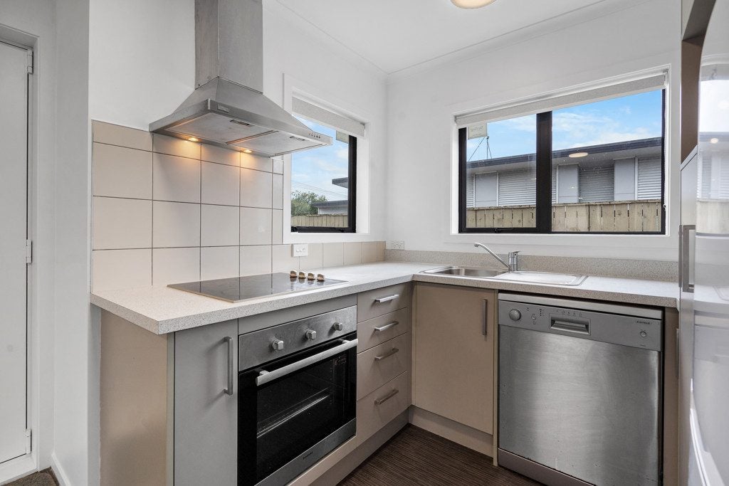 2/2 Paterson Street, Frankton, Hamilton - Carousel 2