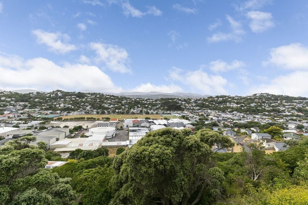 22 Waiwera Crescent, Maupuia, Wellington - Carousel 1