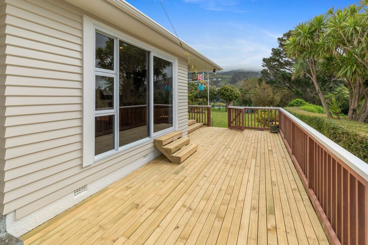 35 Ranui Terrace, Tawa, Wellington - Carousel 1