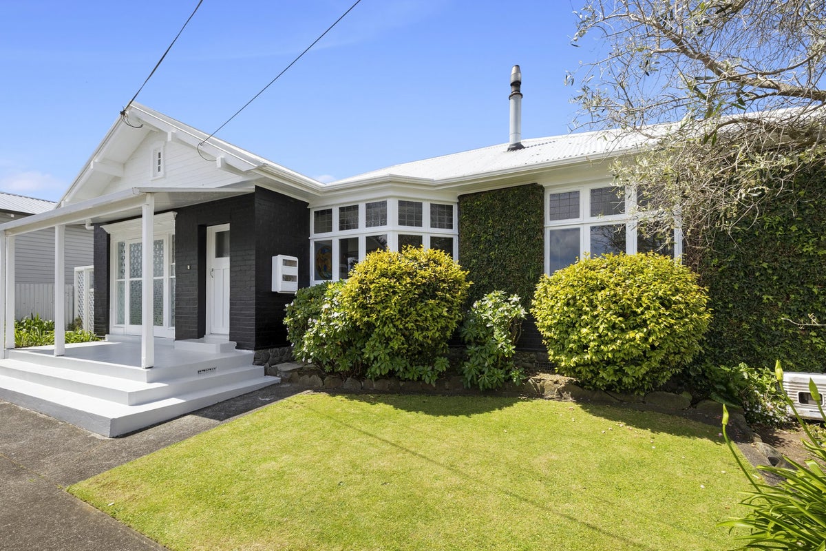 9 Henui Street, Strandon, New Plymouth - Carousel 1