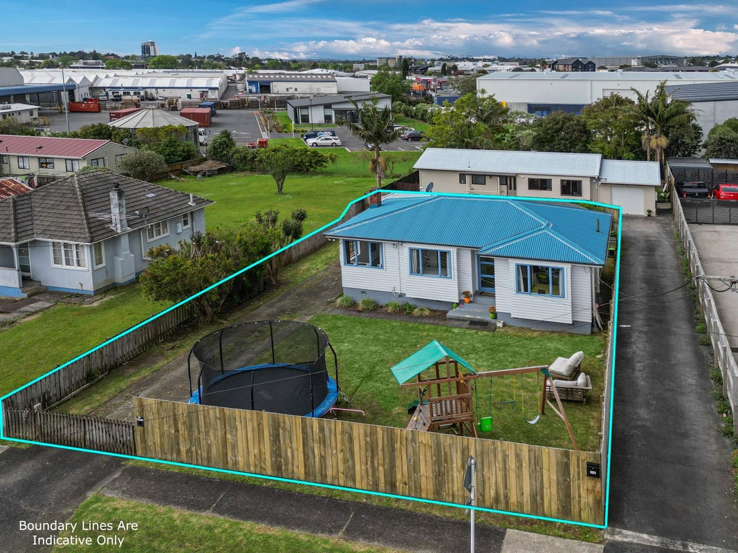 17 Garelja Road, Henderson, Auckland - Carousel 21
