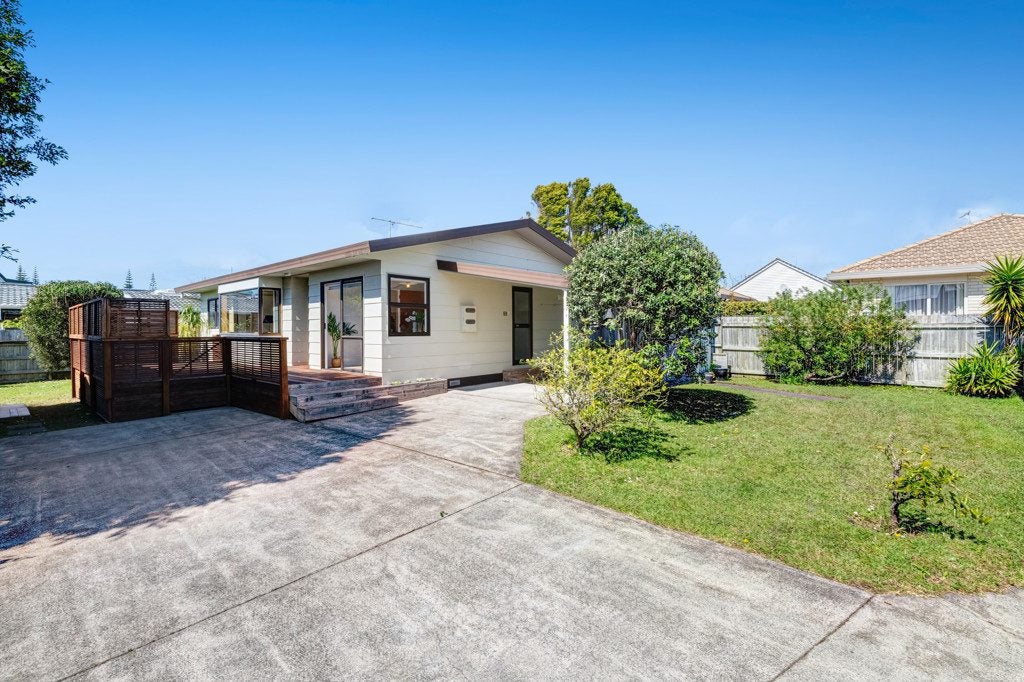 5B Melanie Place, Orewa, Orewa - Carousel 1