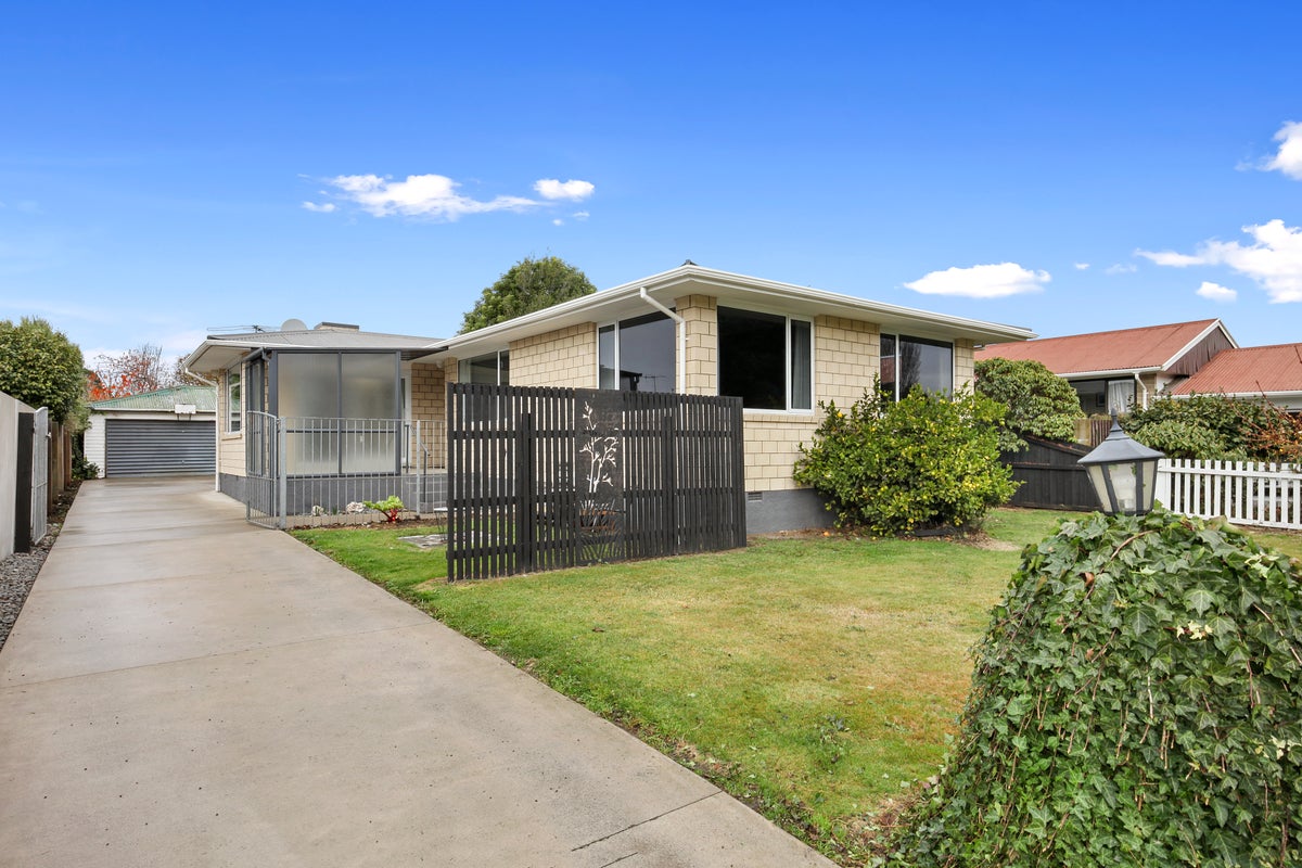 22 Canberra Place, Redwood, Christchurch - Carousel 1