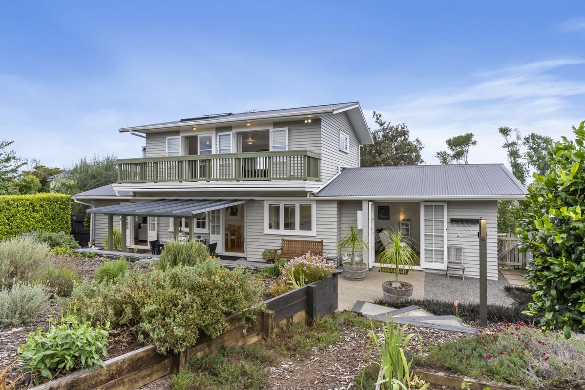 11 Bromley Place, Glen Innes, Auckland - Carousel 1