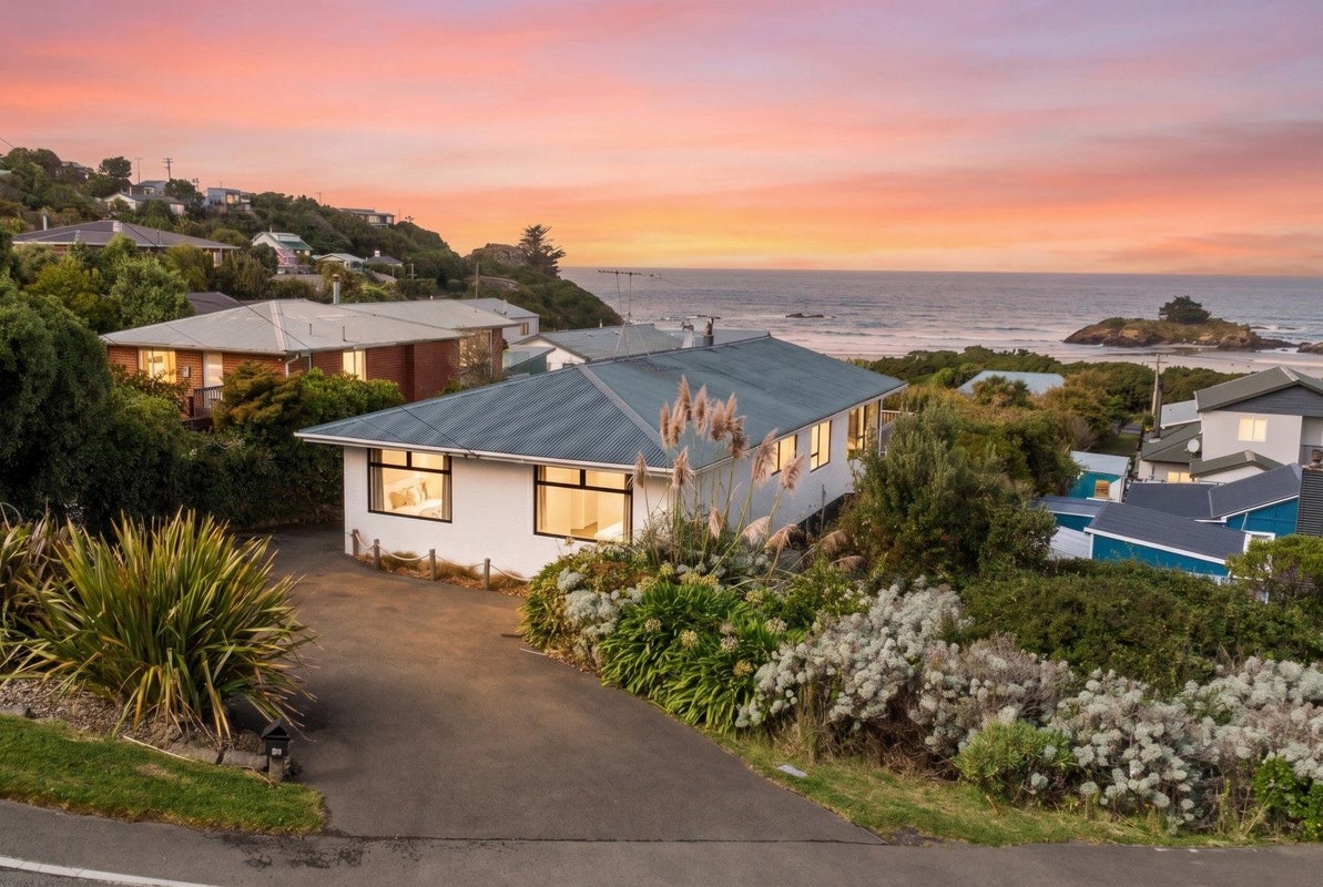 13 Seaview Road, Brighton, Dunedin - Carousel 1