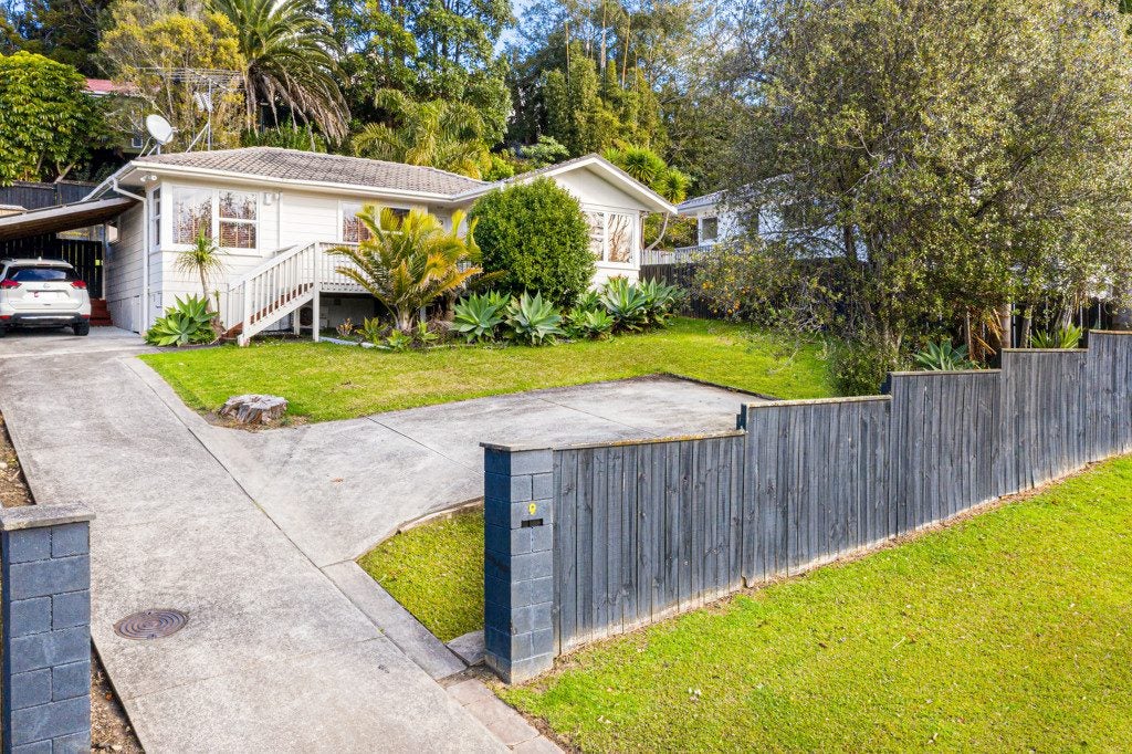 9 Beaudine Avenue, Glenfield, Auckland - Carousel 1