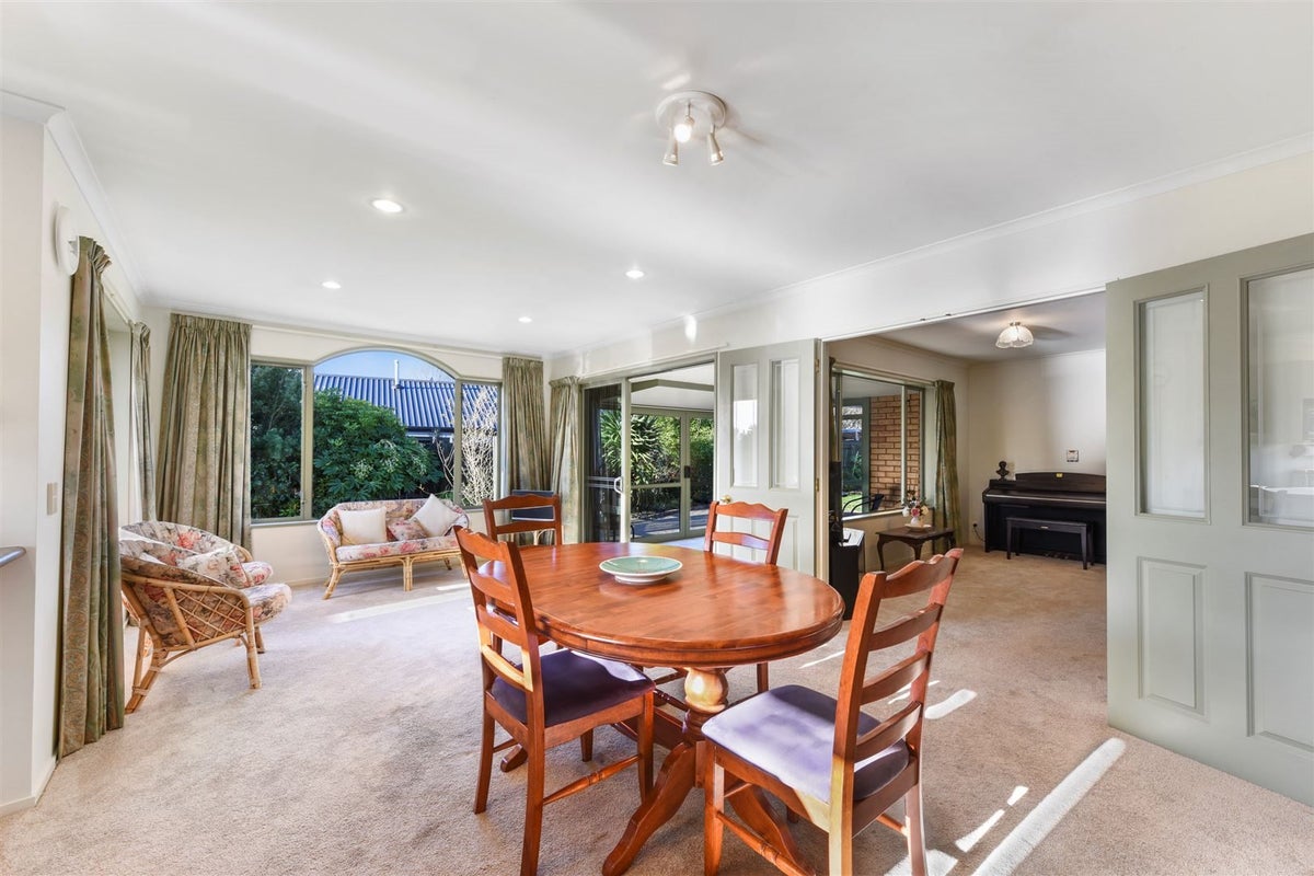 40 Heritage Crescent, Richmond, Richmond - Carousel 2