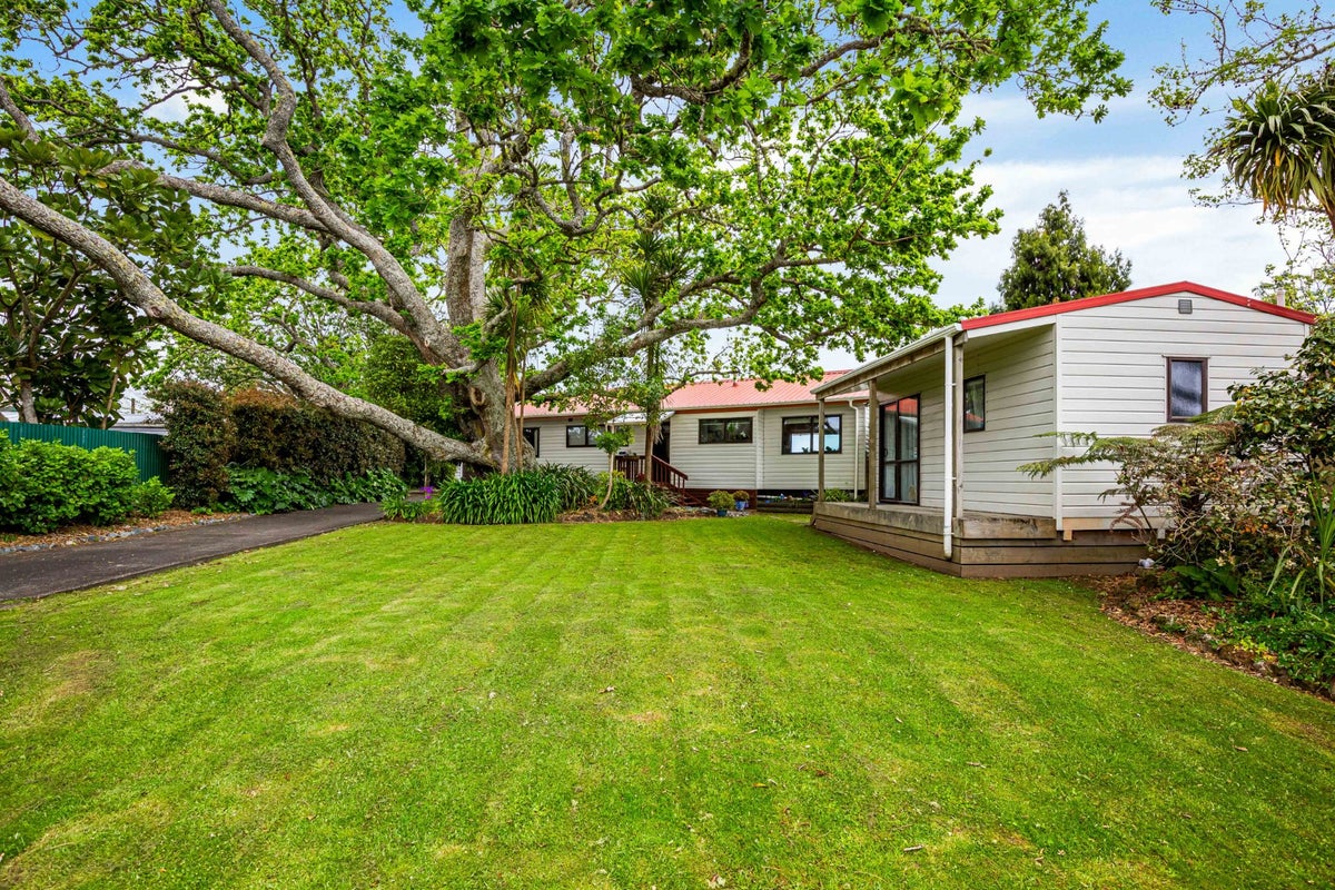 4 Redlands Grove, Swanson, Auckland - Carousel 1