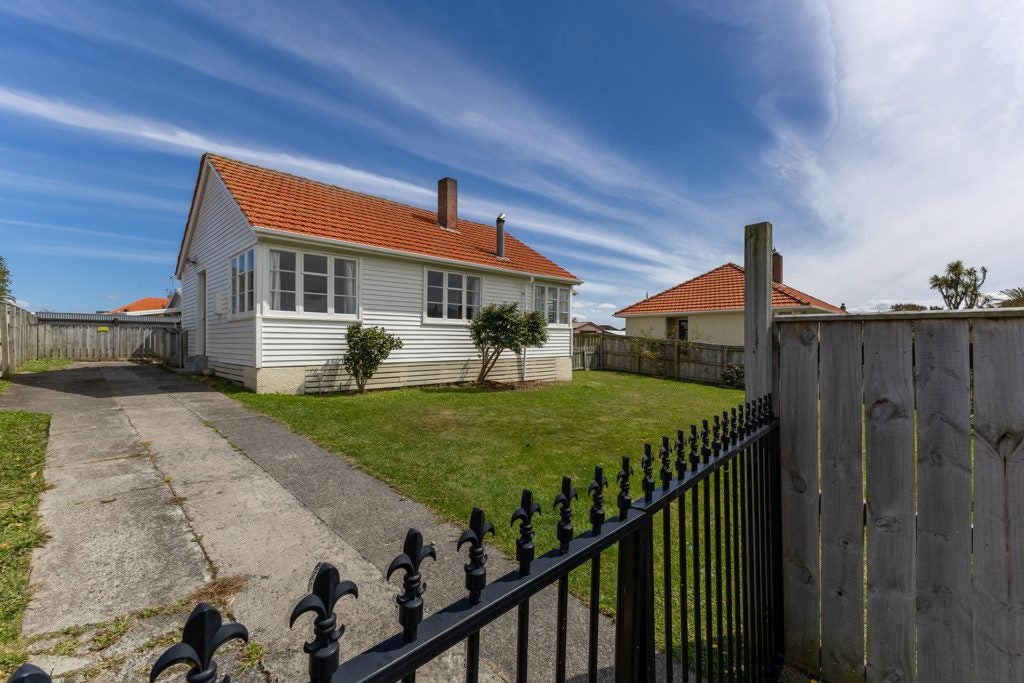 4 Severn Terrace, Roslyn, Palmerston North - Carousel 1
