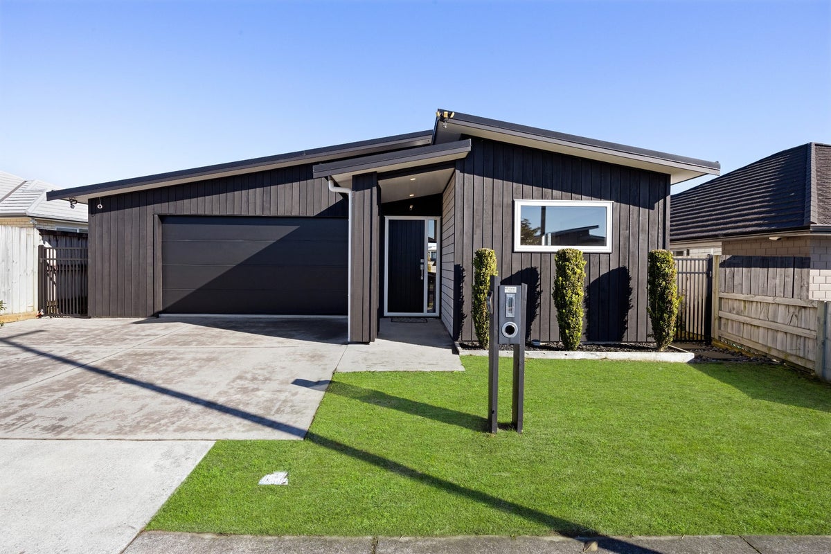 11 McCorquindale Drive, Flagstaff, Hamilton - Carousel 1