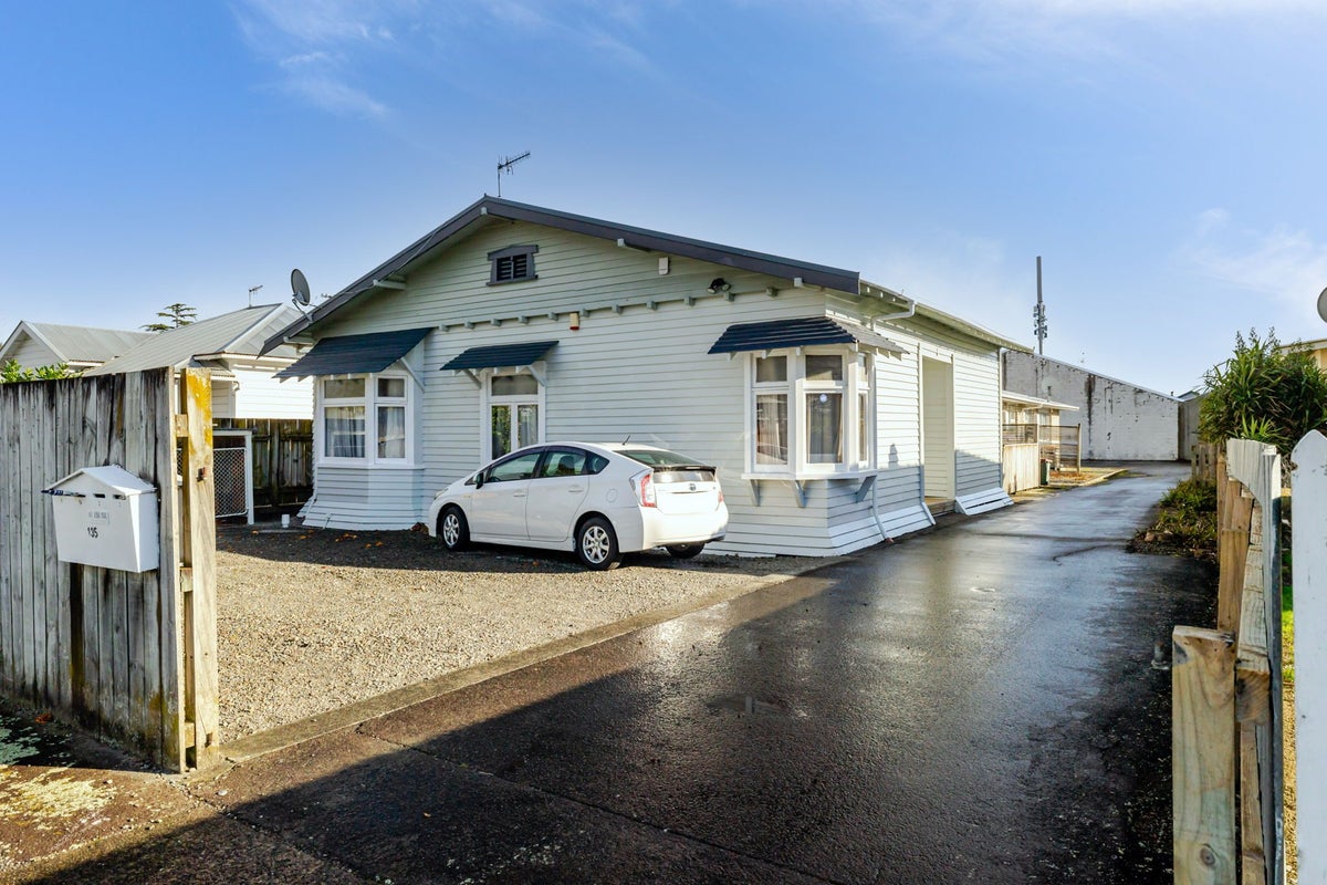 1/135 Ferguson Street, West End, Palmerston North - Carousel 1