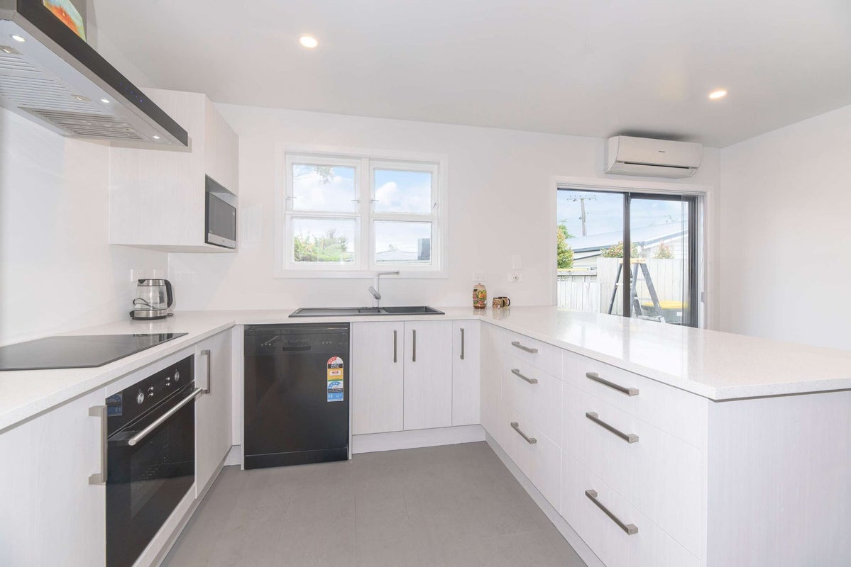 11 Ingleby Place, Kelston, Auckland - Carousel 1