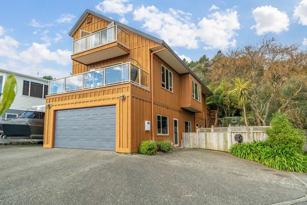 9A McCarthy Grove, Clouston Park, Upper Hutt - Carousel 35