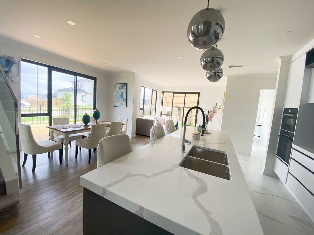 9 Woodacre Street, Flat Bush, Auckland - Carousel 2