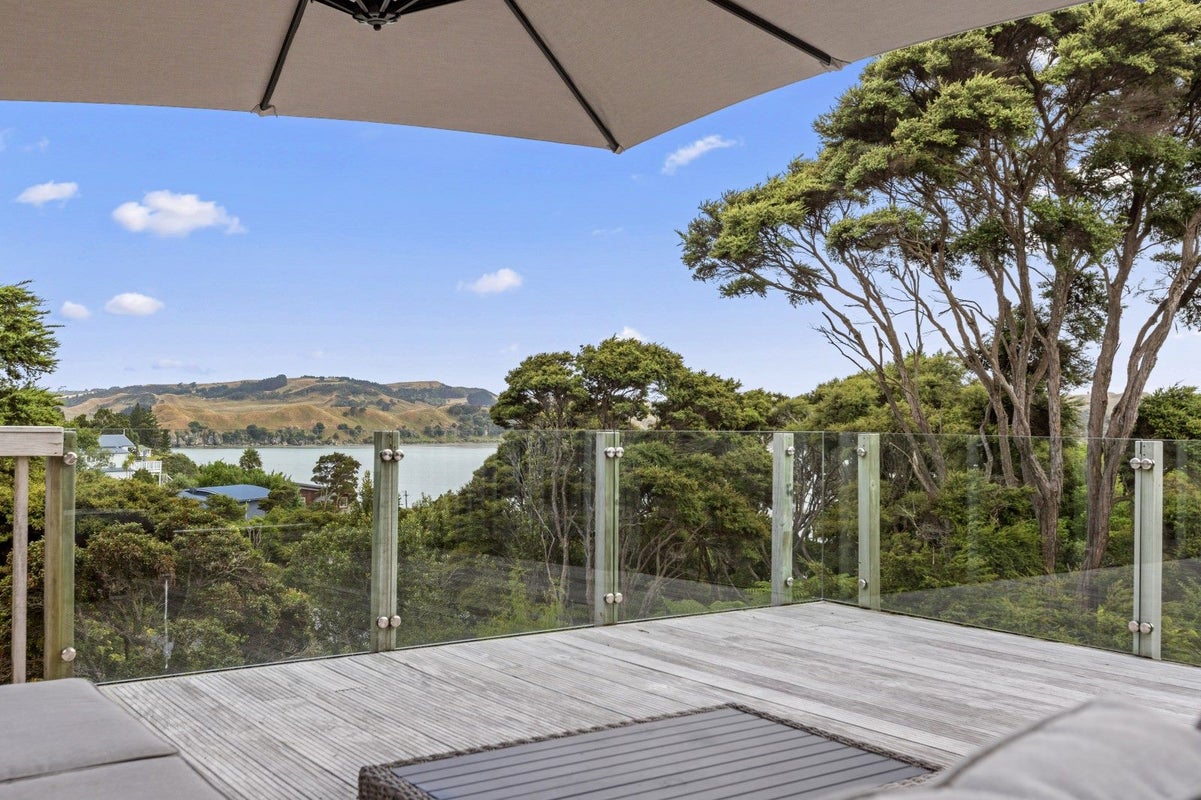 8 Bay View Road, Raglan, Raglan - Carousel 1